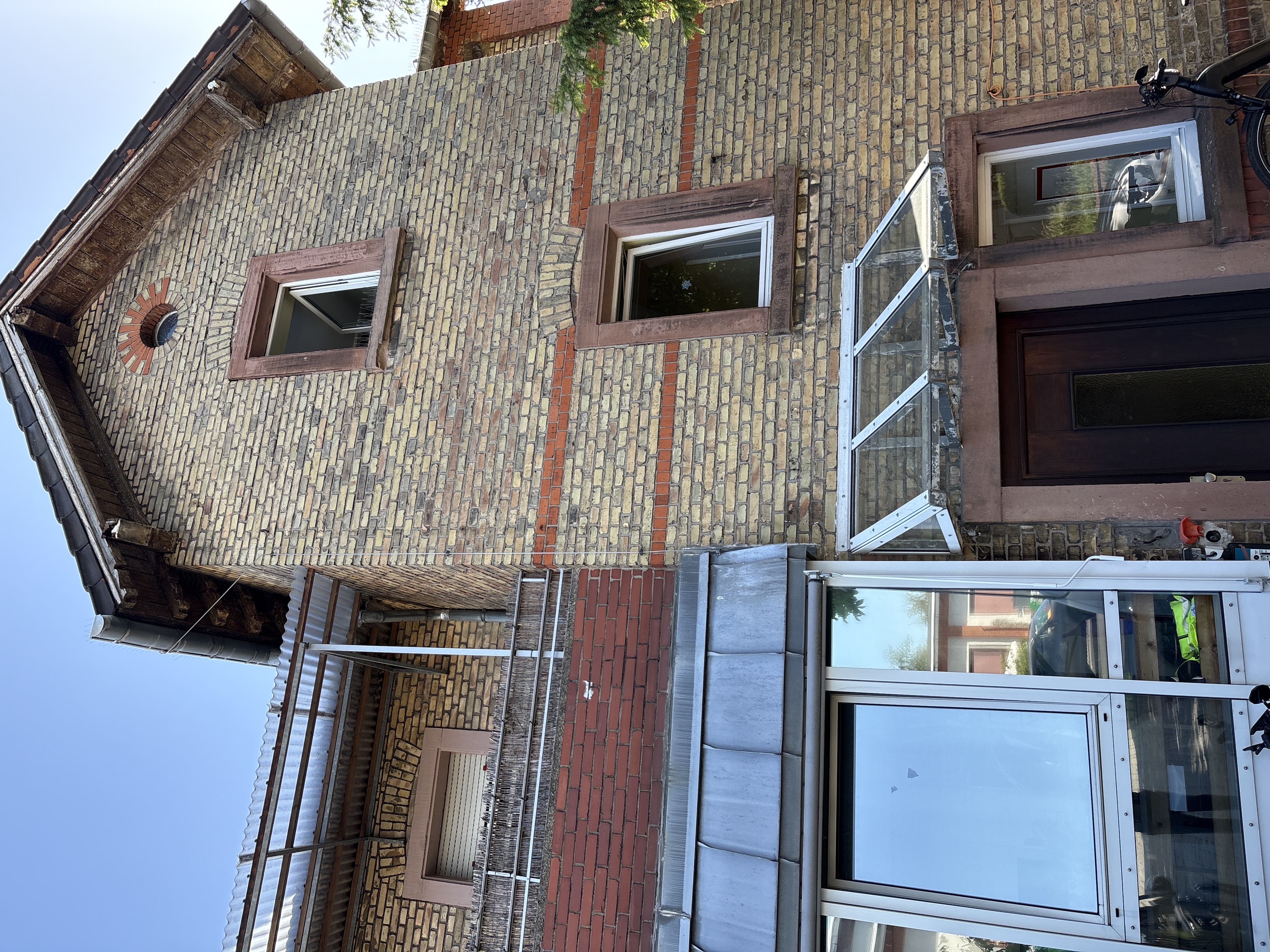 Gründerzeit-Fassade mit Klinker, Fenstern und Vordach