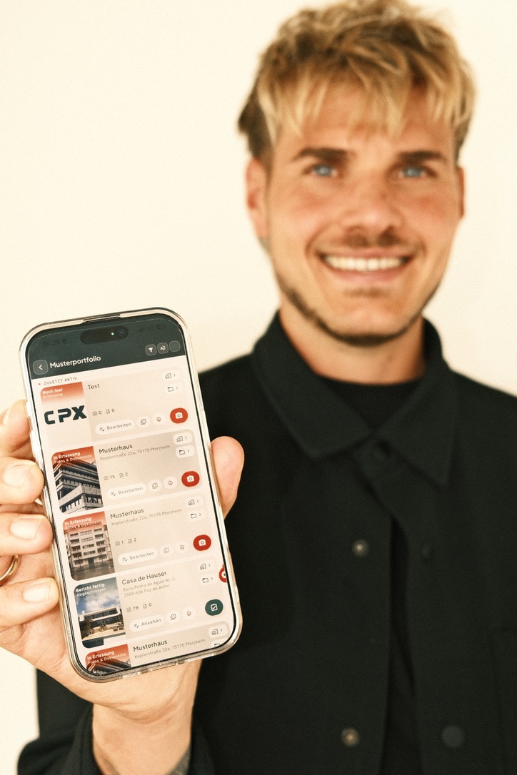 Lucas Pfeiffer zeigt die CAIPEX-App mit dem Musterportfolio auf dem iPhone